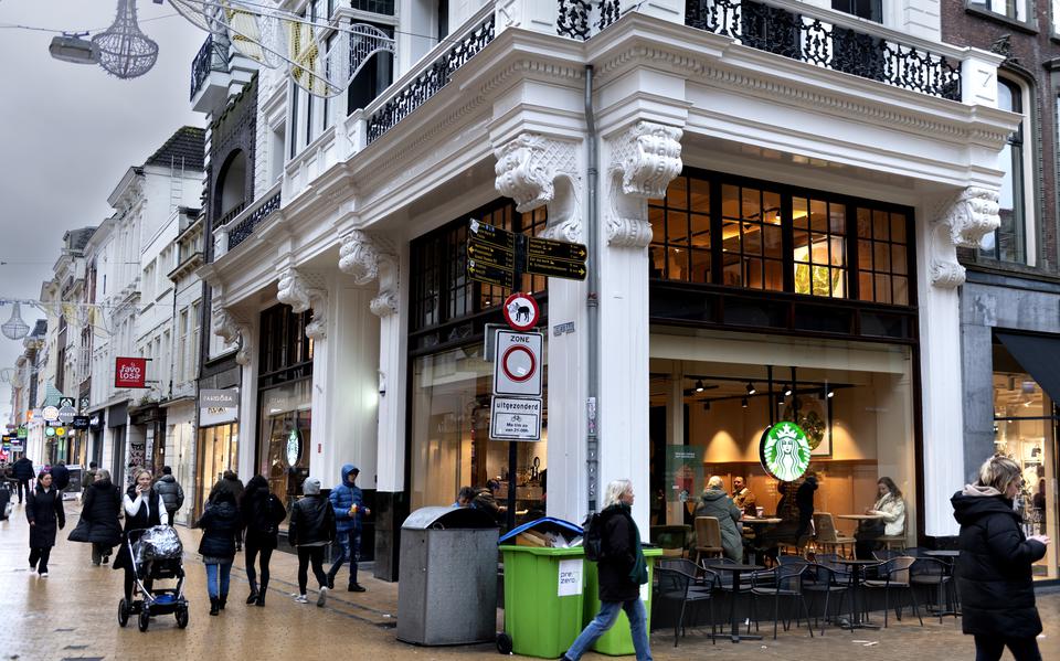 De nieuwe vestiging van Starbucks op de hoek van de Herestraat en Tusssen Beide Markten. 