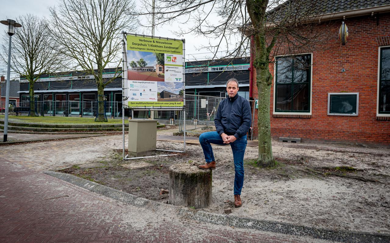 Secretaris Jan Bolwijn voor dorpshuis Zandeweer. „We betaalden eerst 2.000 euro per jaar. Nu gaan we 10.000 euro per jaar betalen. Dat hebben we helemaal niet.” Secretaris Jan Bolwijn voor dorpshuis Zandeweer. „We betaalden eerst 2.000 euro per jaar. Nu gaan we 10.000 euro per jaar betalen. Dat hebben we helemaal niet.”