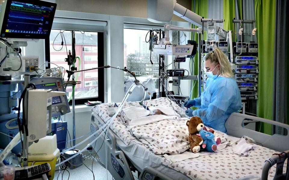 Een baby op een ic-bed op de kinder-intensive care in het UMCG.