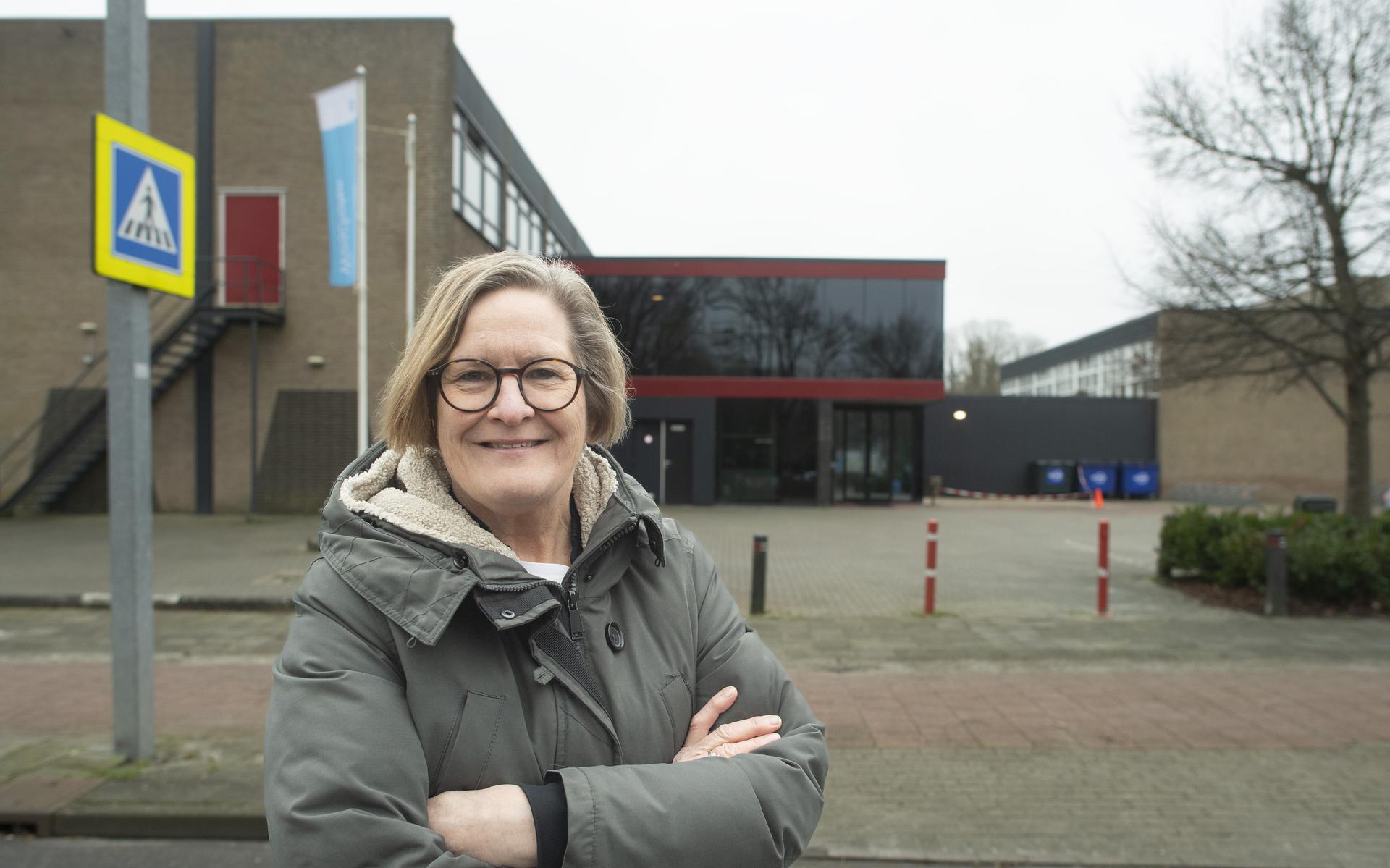 Een blije Janny Heijerman bij de sporthal in Winschoten, waar de Run begint en eindigt.