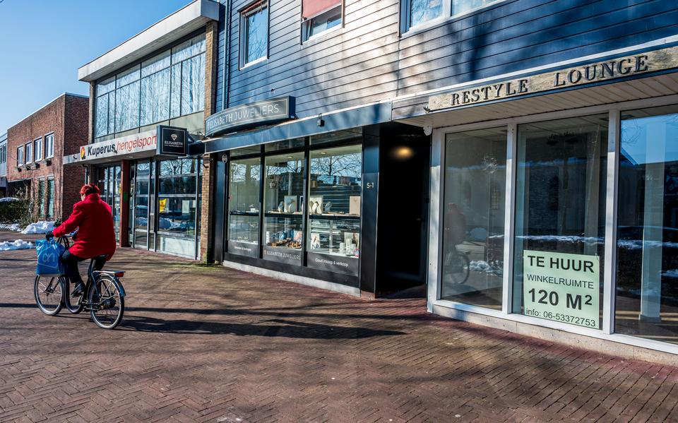 Leegstaande winkelpanden aan de Dam in Leek afgelopen winter.
