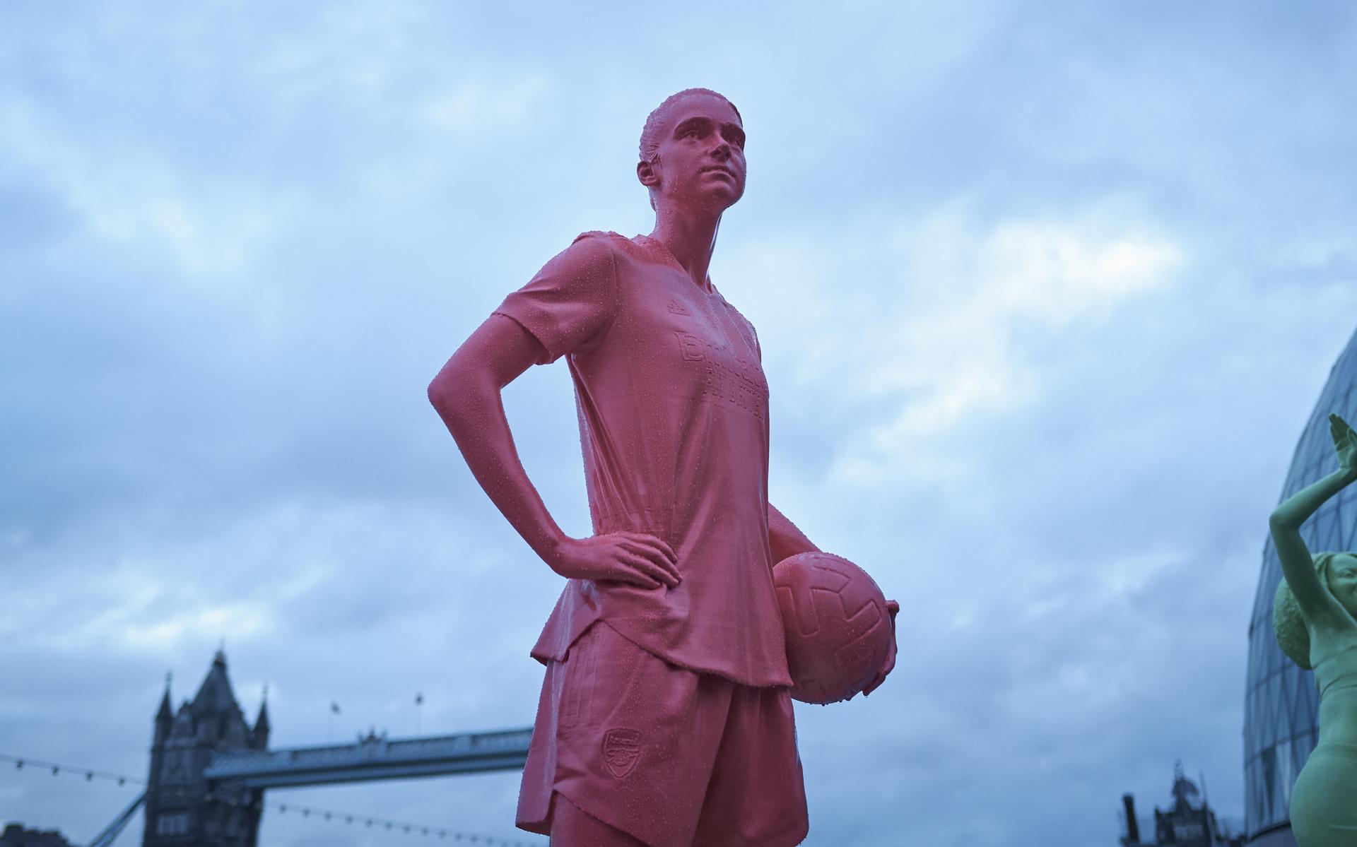 Het standbeeld van Vivianne Miedema heeft onder meer gezelschap van het beeld van danser Sherrie Silver.