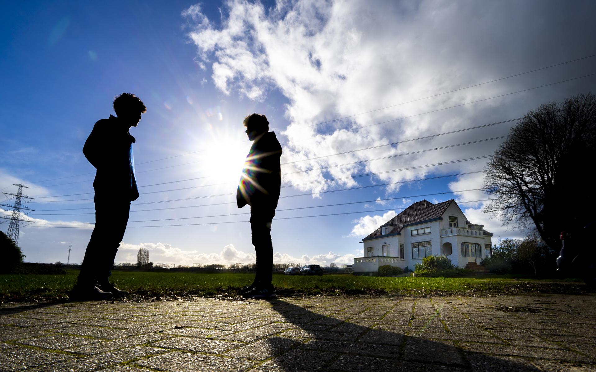 Quasim (l.) en Yazan moeten erg wennen in het rustige Lieving.