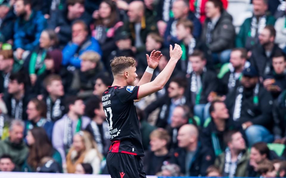 Het juichen van Sydney van Hooijdonk van SC Heerenveen in de wedstrijd op 19 maart tegen FC Groningen werd Teun te veel. Hij gooide een propje papier richting de Friese spits. 