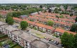 De huizen in de Zeeheldenwijk West in Hogezand zijn verouderd. Lefier wil de 160 woningen slopen en nieuwe huizen bouwen. Ook de nabije 36 portiekwoningen van Groninger Huis gaan plat. 
