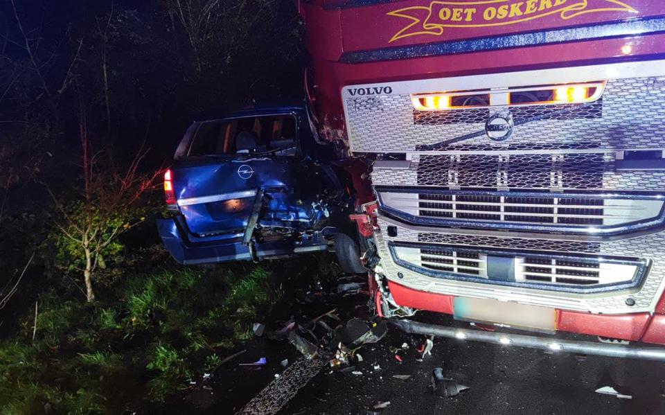 A2 dicht na ongeluk tussen twee vrachtwagens bij Meerssen: traumahelikoper landt op snelweg. A2 dicht na ongeluk tussen twee vrachtwagens bij Meerssen: traumahelikoper landt op snelweg.