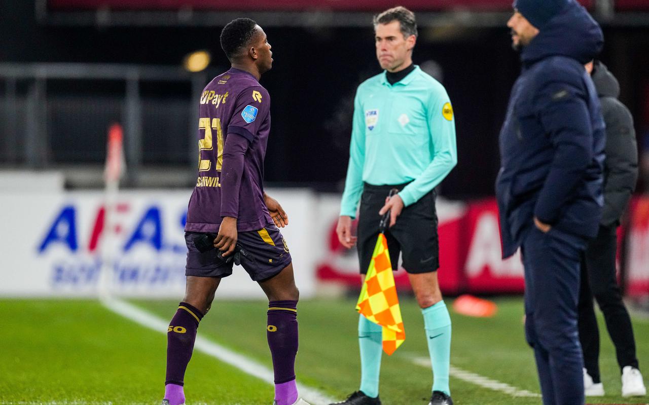 Neraysho Kasanwirjo op weg naar de kleedkamer. De verdediger van FC Groningen kreeg al in de vierde minuut een rode kaart.