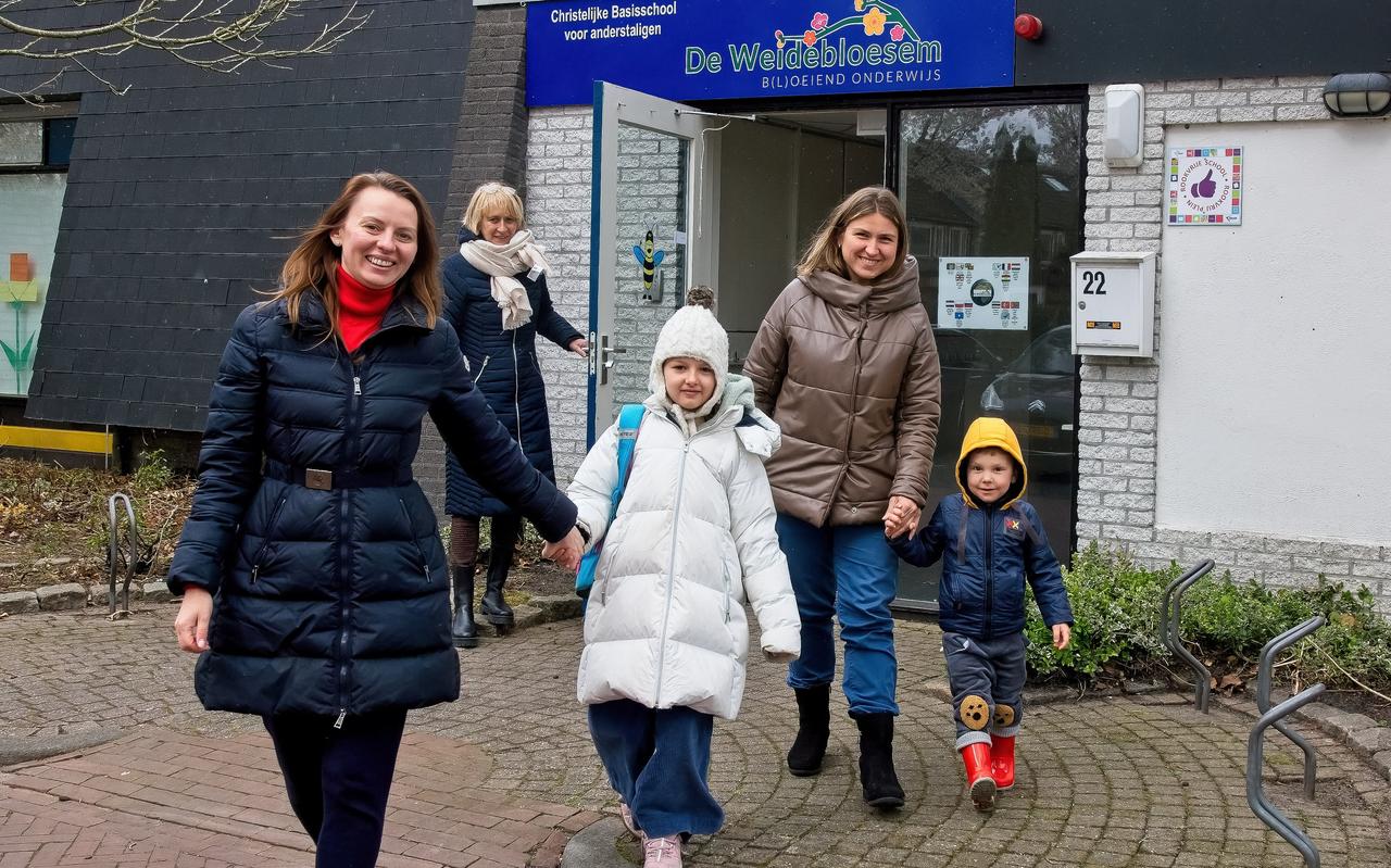 Oekraïense vluchtelingen halen hun kinderen op van school. Links Alona met haar dochter en rechts Julia met haar zoontje. Oekraïense vluchtelingen halen hun kinderen op van school. Links Alona met haar dochter en rechts Julia met haar zoontje.