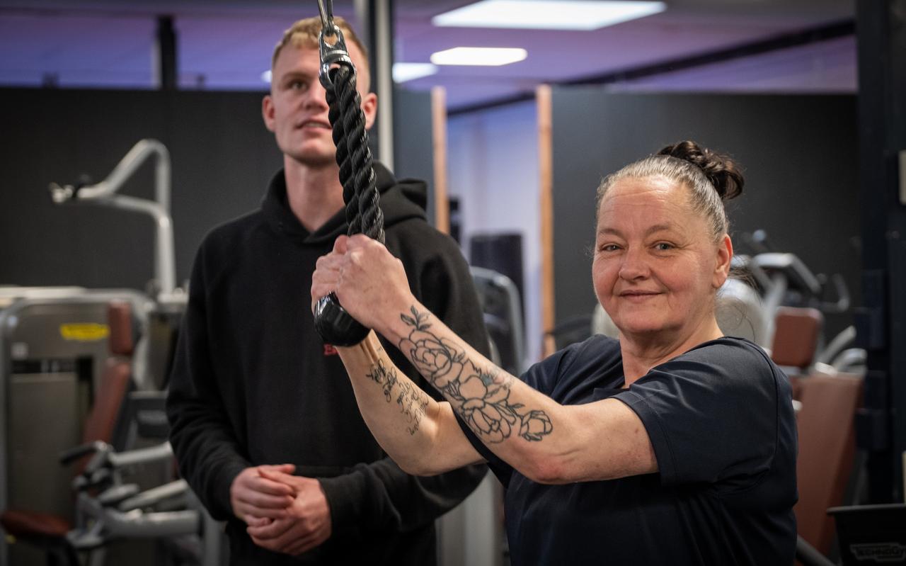 Johanna Wever in de sportschool, met op de achtergrond haar coach Rick Smit. Johanna Wever in de sportschool, met op de achtergrond haar coach Rick Smit.
