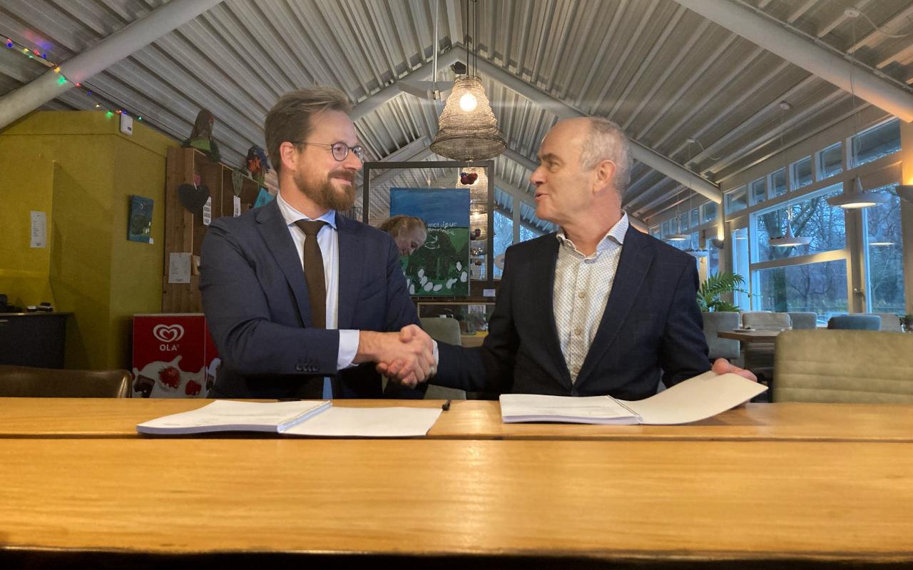 Wethouder Rik van Niejenhuis (PvdA, links) en Hans Biemans, vice-voorzitter college van bestuur RUG, ondertekenden donderdag de overeenkomst voor de overname van de Biotoop en de Hortus Haren door de gemeente Groningen.