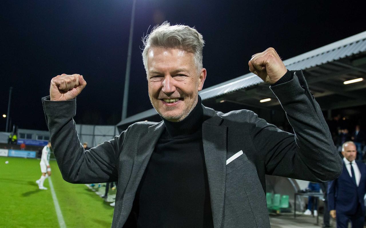 De vreugde is groot bij clubvoorzitter Ronald Lubbers nadat FC Emmen promotie naar de eredivisie heeft veiliggesteld. De vreugde is groot bij clubvoorzitter Ronald Lubbers nadat FC Emmen promotie naar de eredivisie heeft veiliggesteld.