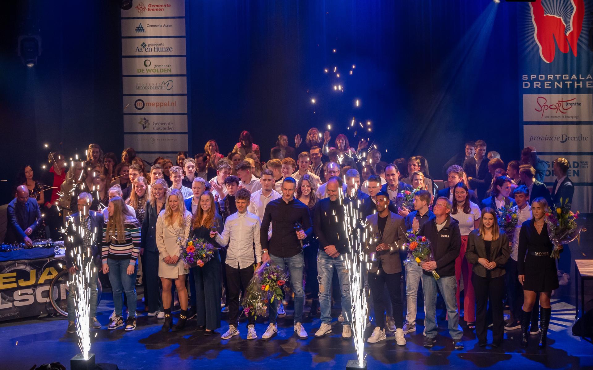 Alle genomineerden op het podium tijdens het Sportgala Drenthe in schouwburg Ogterop in Meppel.