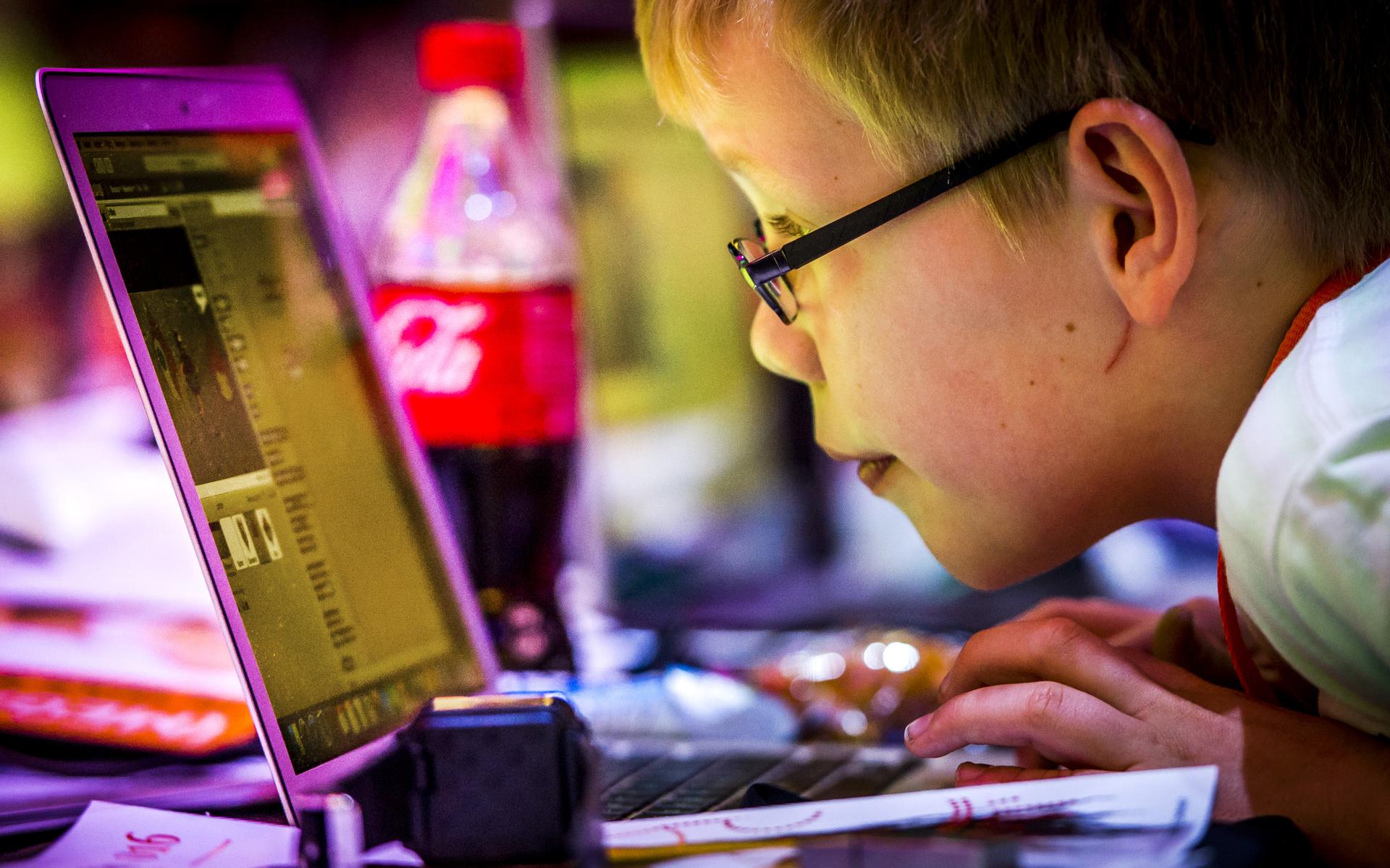 De VVD wil dat alle Groningse kinderen op school leren programmeren, zoals kinderen in Amsterdam dat onlangs al deden in de Ziggo Dome. FOTO ANP/REMKO DE WAAL