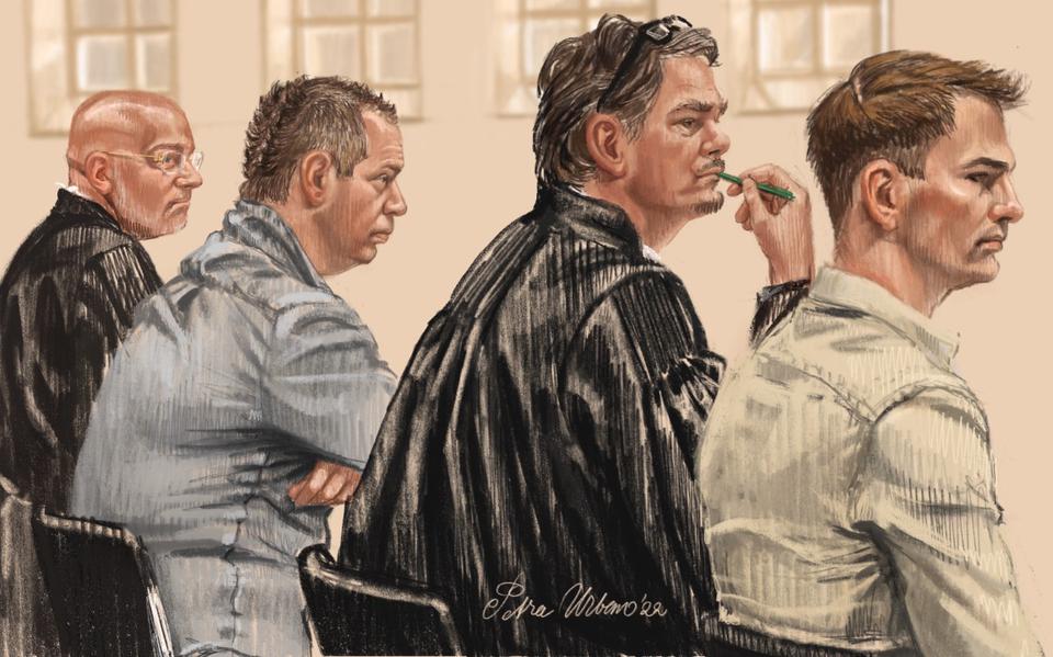 Tjeerd P. en Jaimy W. in de rechtbank, met hun advocaten, tijdens de inhoudelijke behandeling van hun strafzaak.