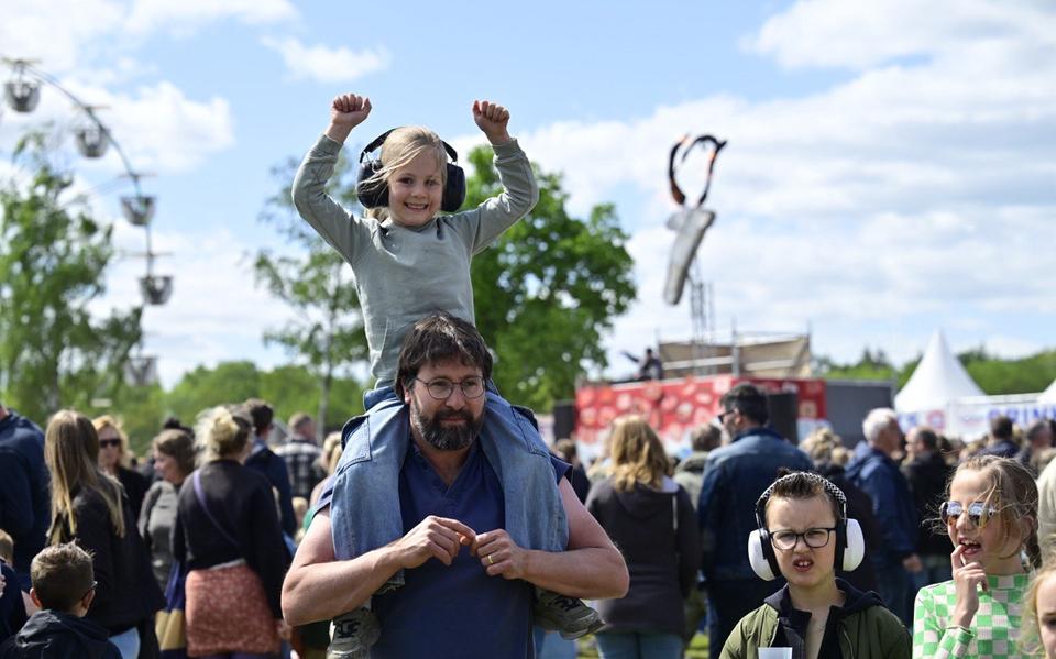 Op het zonnige festival in Assen wordt genoten door jong en oud.