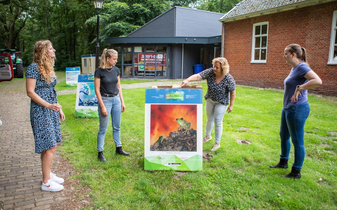 De foto's worden bij het MOW neergezet door onder anderen Sam Sportel (2de van links) De foto's worden bij het MOW neergezet door onder anderen Sam Sportel (2de van links)