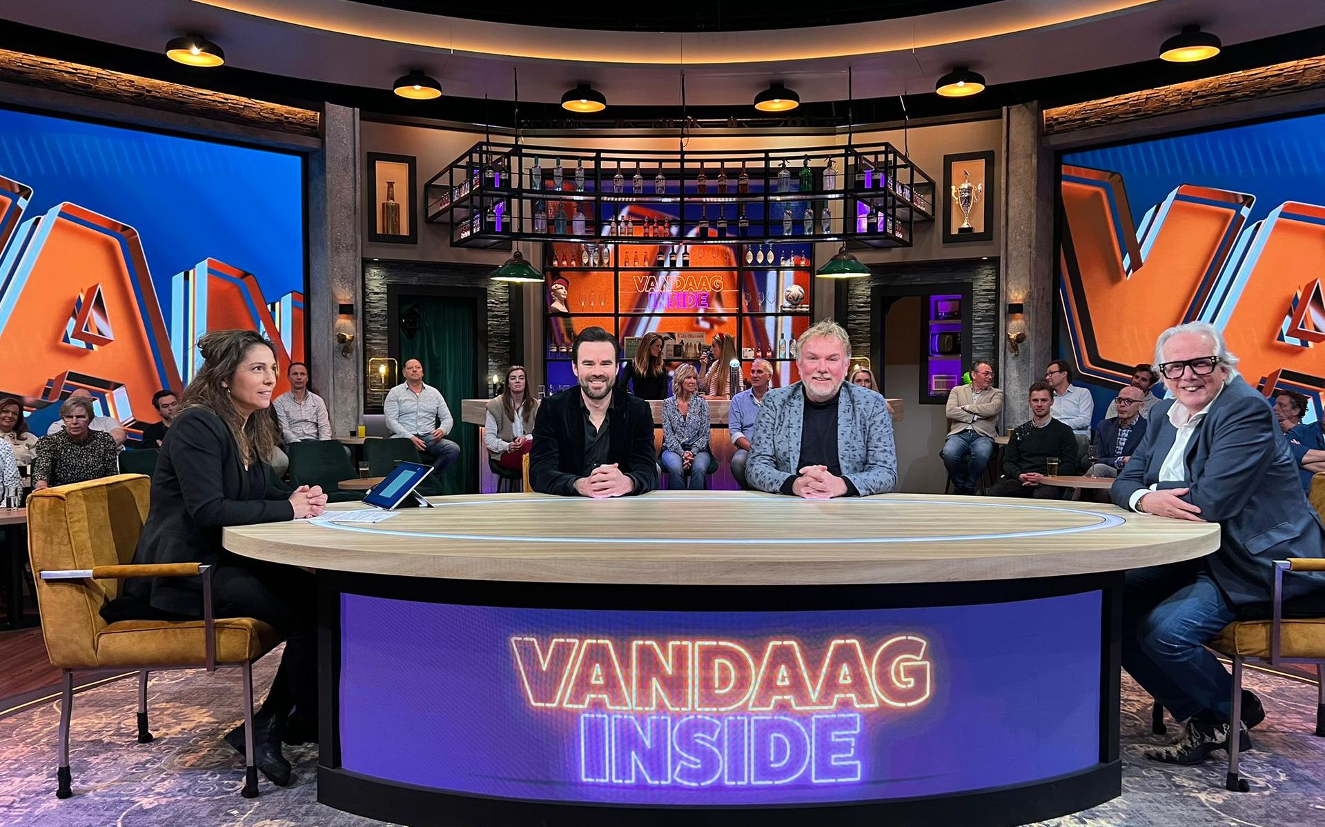 Piet van Dijken (uiterst rechts) en William Pomp op de plaatsen van Johan Derksen en Mark Rutte aan de desk van Vandaag Inside.