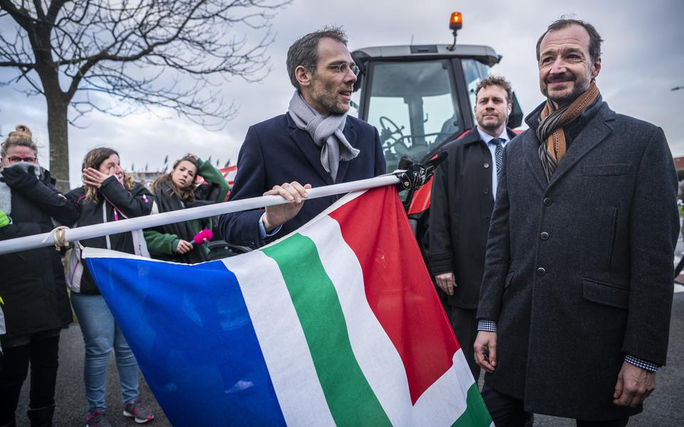 Minister Eric Wiebes van Economische Zaken (rechts) tijdens een bezoek aan de provincie Groningen om over de aardbevingen te praten, begin 2019.