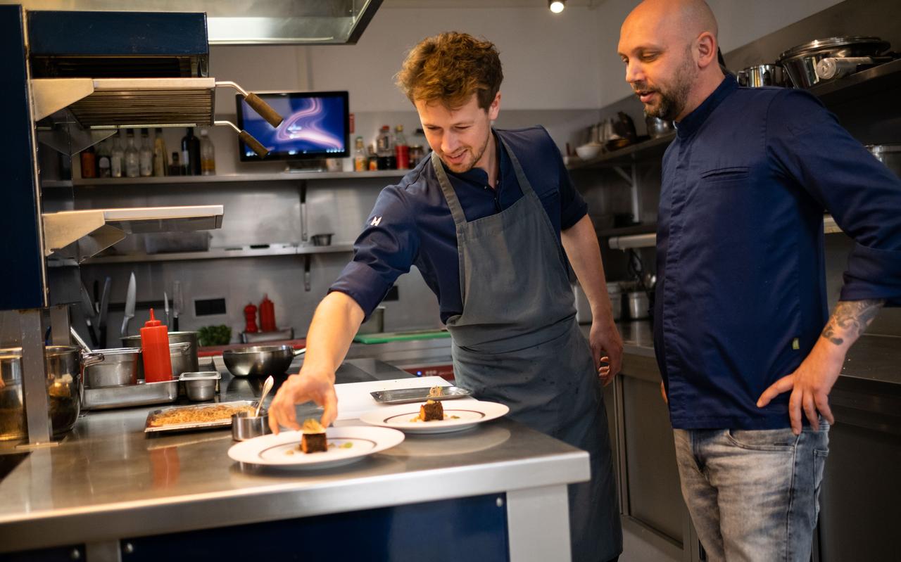 Falk van Essen (links) en Steven Klein Nijenhuis in de keuken van Herberg Onder de Linden. Falk van Essen (links) en Steven Klein Nijenhuis in de keuken van Herberg Onder de Linden.