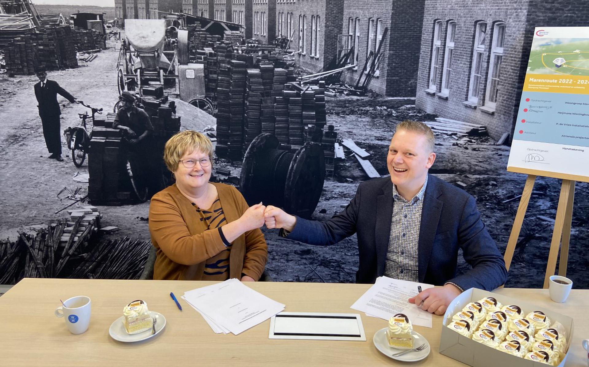Directeur bestuurder bij Woongroep Marenland Margriet Drijver en directeur Woningbouw Heijmans Noord Remco van der Mossel tijdens de ondertekening van de overeenkomst.