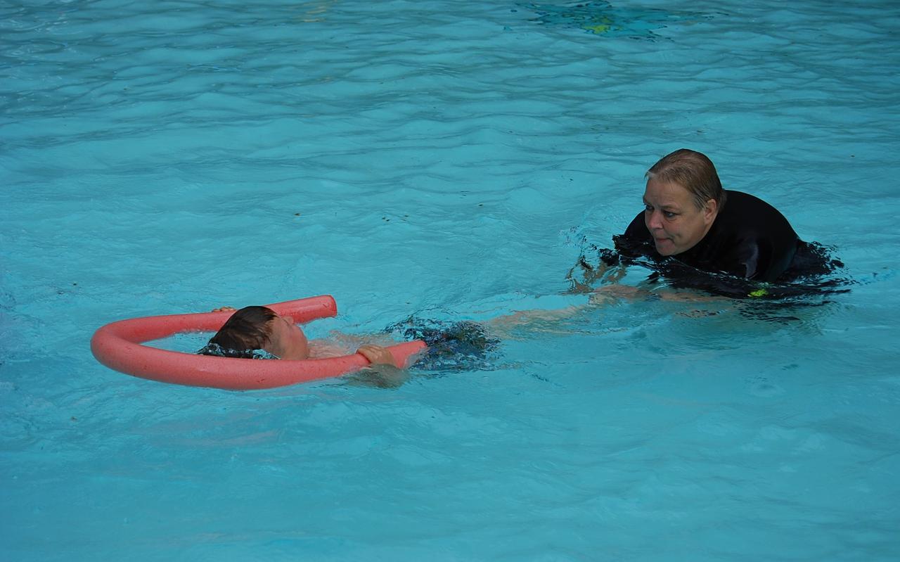 Marijan Pagters, altijd al een waterrat, bracht de kinderen met veel geduld het zwemmen bij. Marijan Pagters, altijd al een waterrat, bracht de kinderen met veel geduld het zwemmen bij.