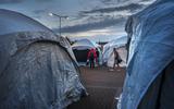 Omdat er elders geen opvangplekken beschikbaar waren, sliepen asielzoekers een paar weken geleden in tenten op het parkeerterrein van het COA in Ter Apel. 