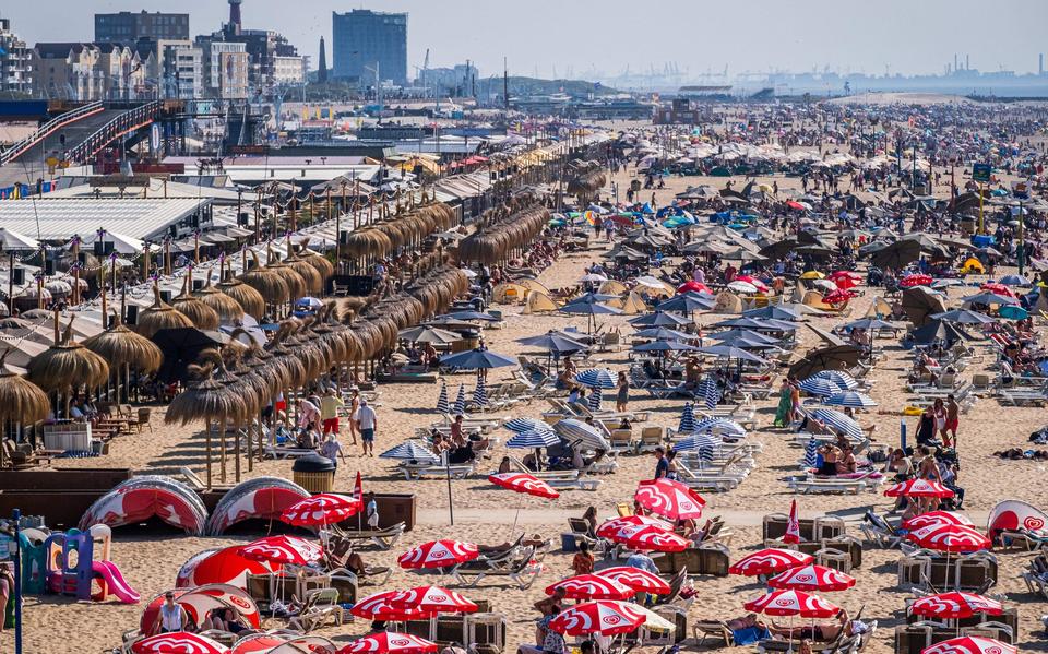 Verkoeling is er bij de kust, maar op een doordeweekse dag is dat niet voor iedereen weggelegd.