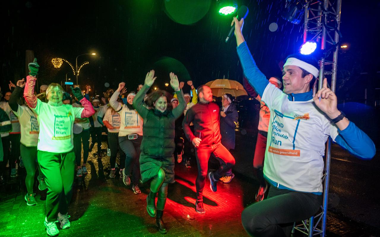 Stefan Wendel geeft het startsein voor de Blue Monday Run. Warming up. Rechts Stefan Wendel. Foto: Geert Job Sevink Stefan Wendel geeft het startsein voor de Blue Monday Run. Warming up. Rechts Stefan Wendel. Foto: Geert Job Sevink