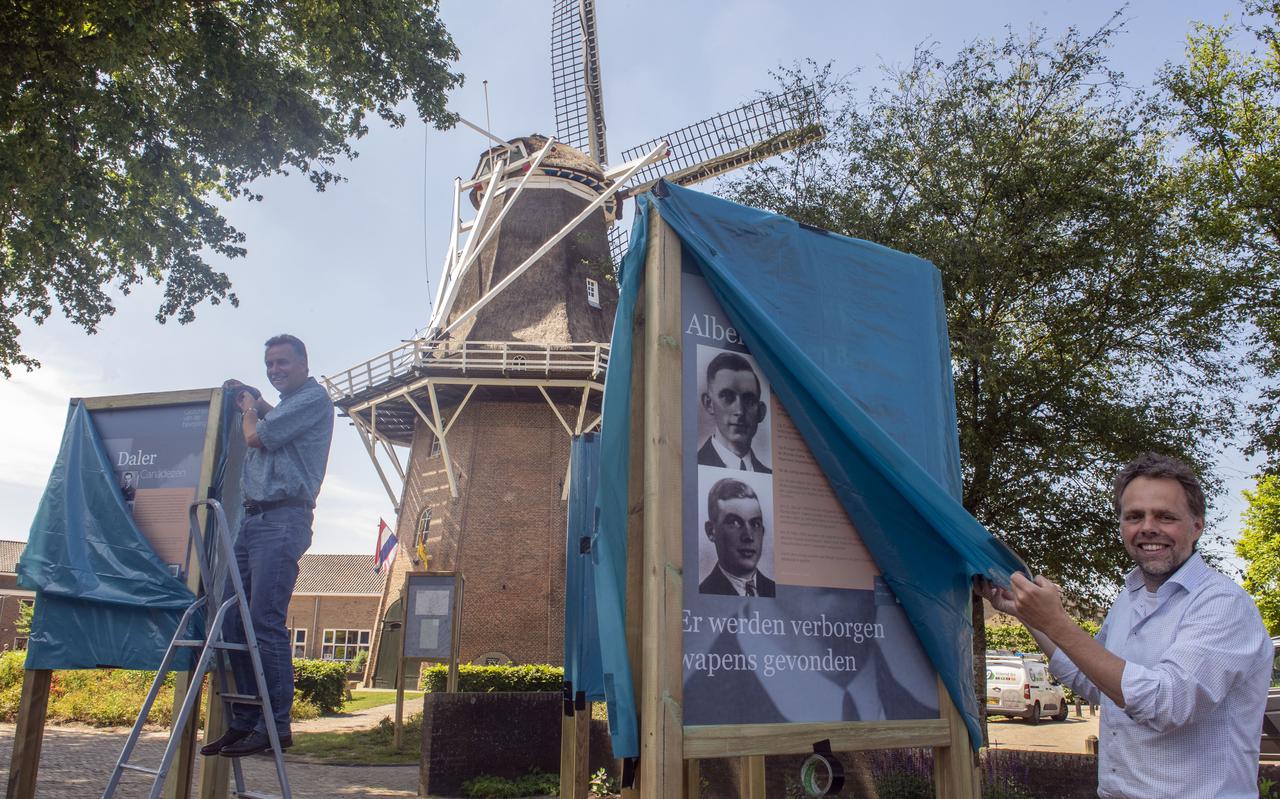 Henk Mepschen (l) en John de Vegt bij de panelen voor de tentoonstelling Gezichten van de Bevrijding in Dalen.
