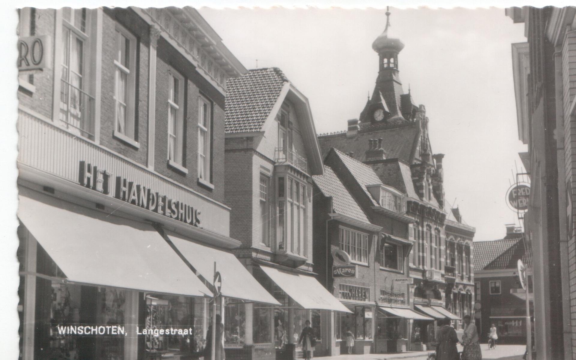 Het Stadhuis (rechts) met zijn toren is al 125 jaar een blikvanger in de Langestraat