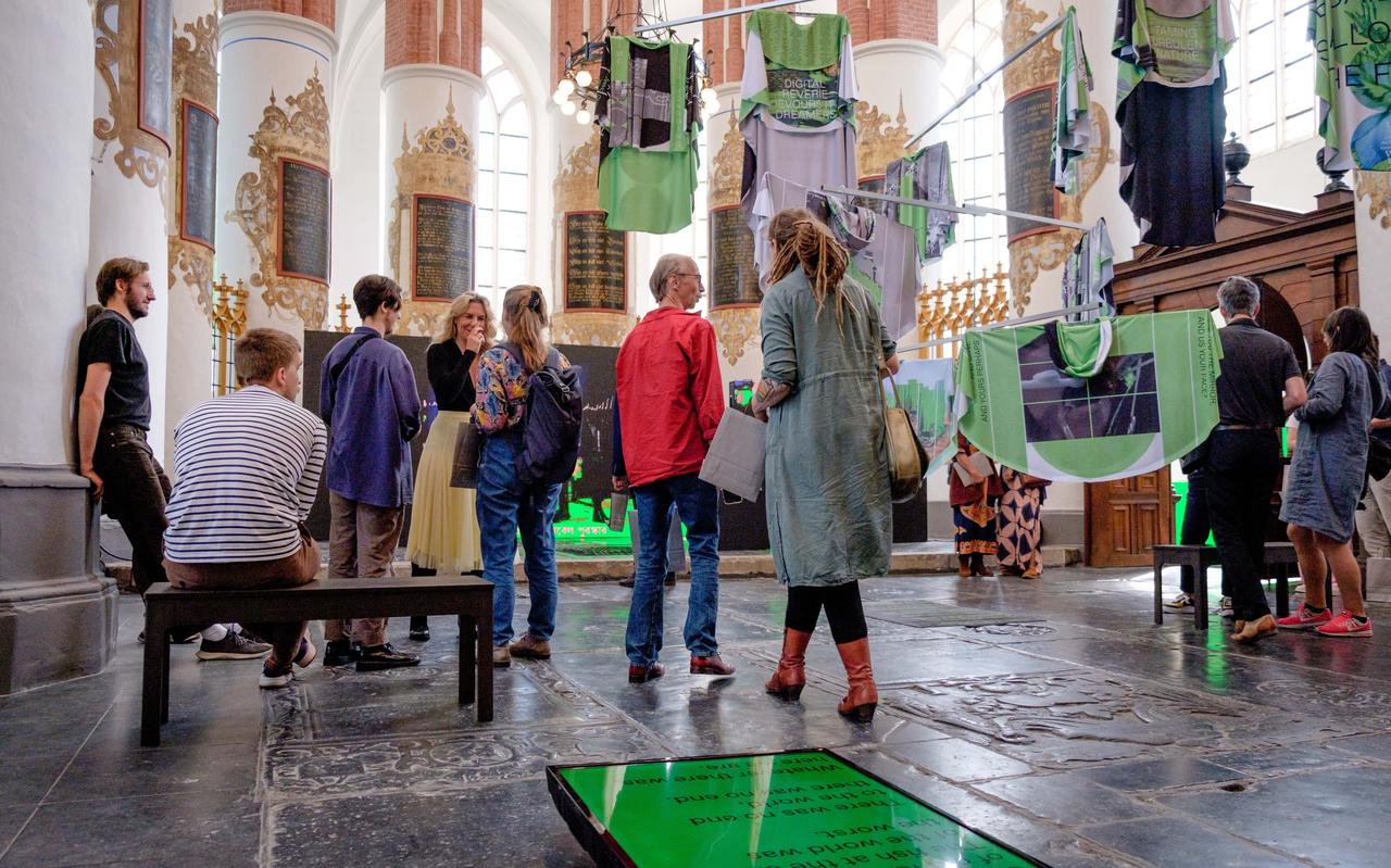 Bezoekers aan de interactieve media-installatie Life As We Know It Now tijdens de fotomanifestatie Noorderlicht in de Der Aa-kerk. Bezoekers aan de interactieve media-installatie Life As We Know It Now tijdens de fotomanifestatie Noorderlicht in de Der Aa-kerk.