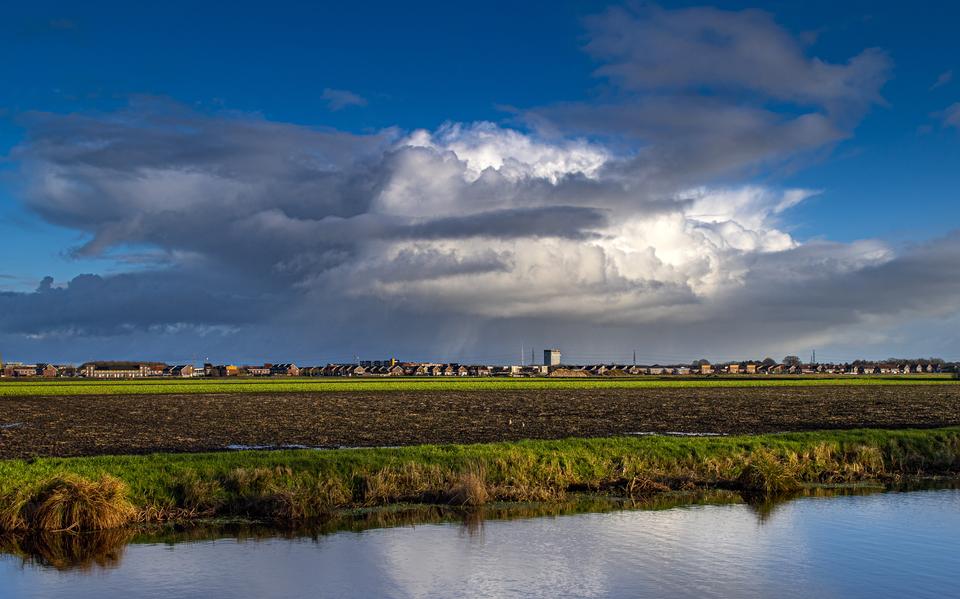 Vrij uitzicht op de wijk Kloosterveen. Hier ontstaat de komende jaren de nieuwe wijk Kloosterakker.