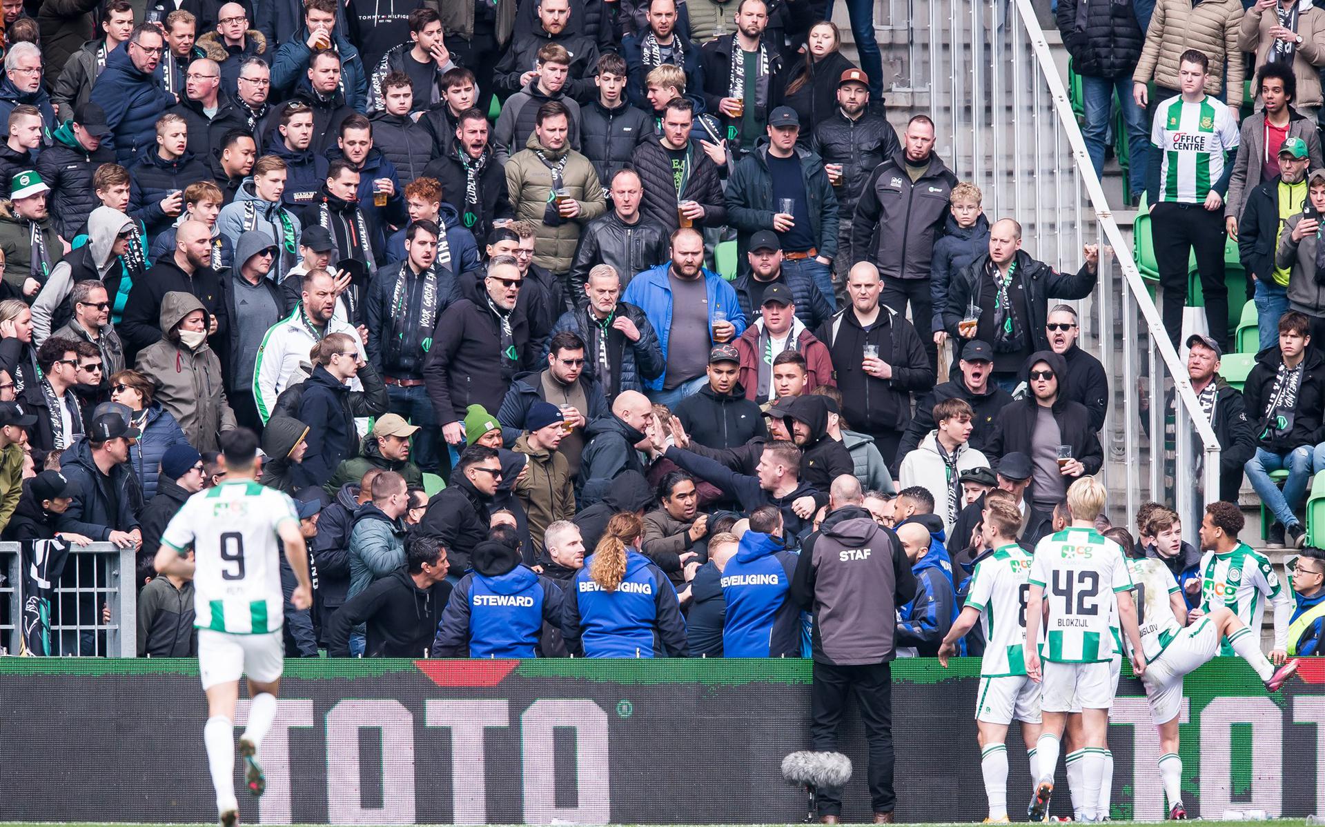 Supporters zoeken de confrontatie met spelers van FC Groningen.