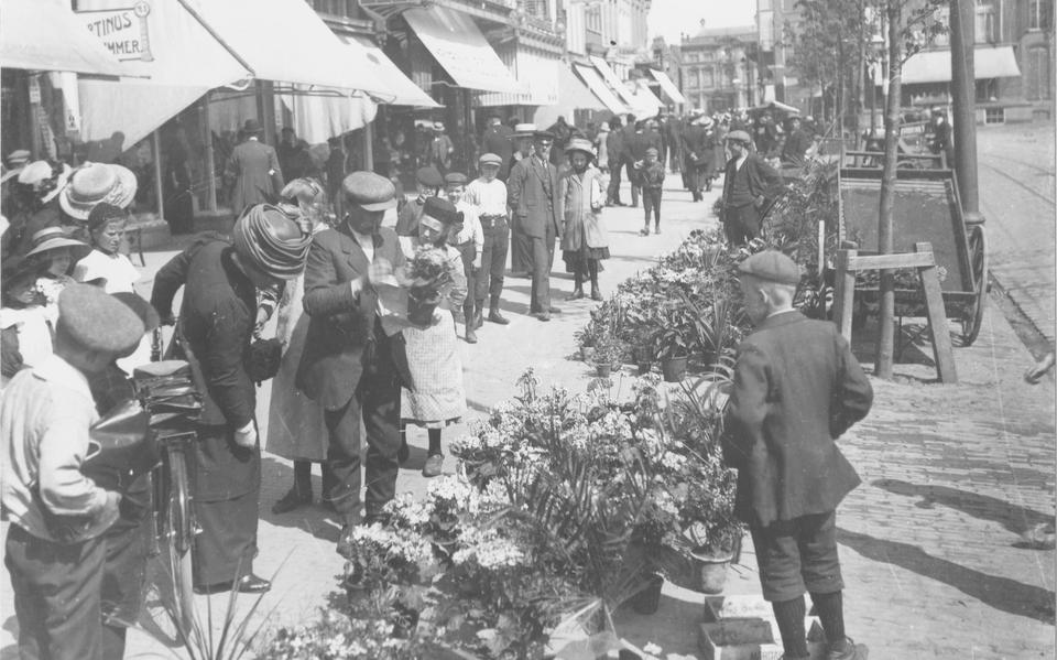Honderd jaar geleden verkochten handelaren ook al bloemen op de Glende Riepe (de noordzijde van de Vismarkt). 