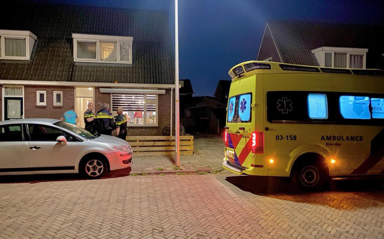 Politie doet onderzoek bij de woning in Hoogeveen. Foto: Andre Weima. 