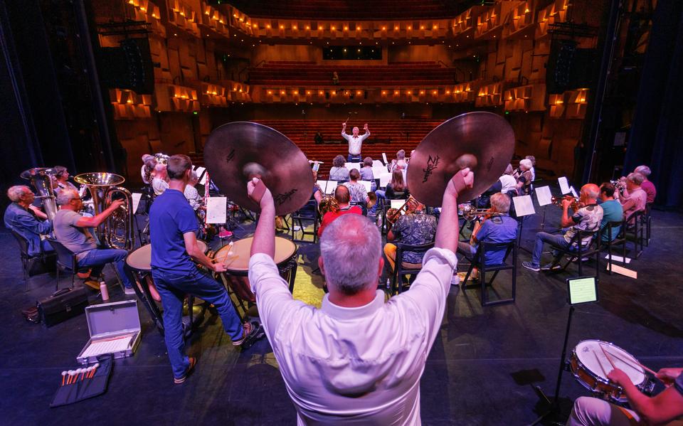 45 musici uit het Noorden spelen Soldaat van Oranje in De Nieuwe Kolk in Assen als protest tegen de sluiting Johan Willem Frisokazerne in Assen en het verdwijnen JWF-kapel. Op de foto vooraan Tjeert Poelman. 