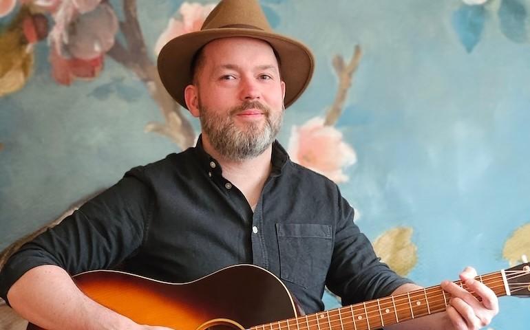 Singer-songwriter Martin Hietkamp treedt op in de Stefanuskerk in Westerbork
