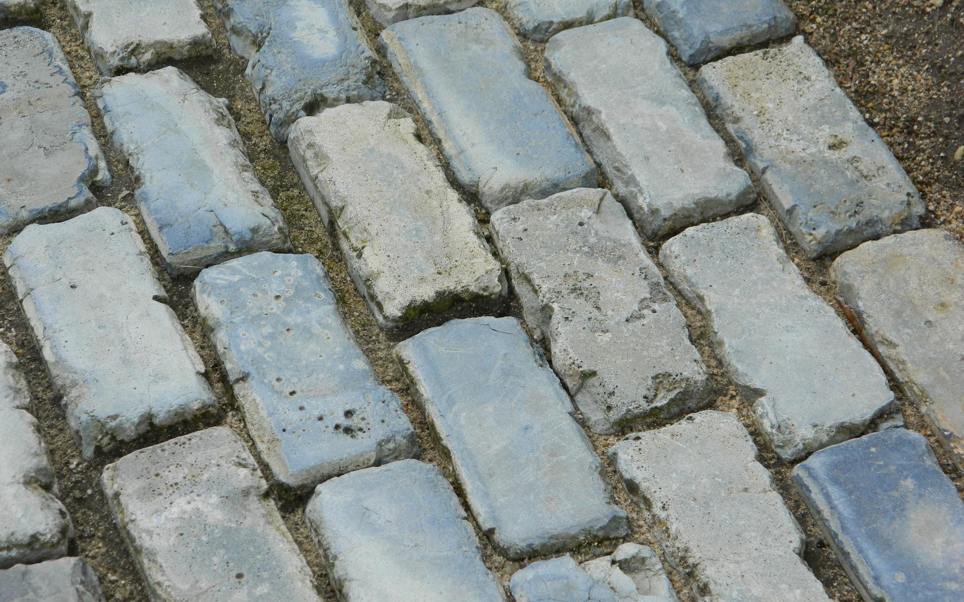 Tegels en stenen uit de tuin en groen er in om wateroverlast tegen te gaan en verkoeling te krijgen bij hitte.