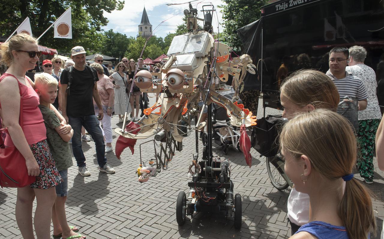 De robot die op zijn eigen manier toenadering zoekt tot het publiek (de act Animaltroniek).