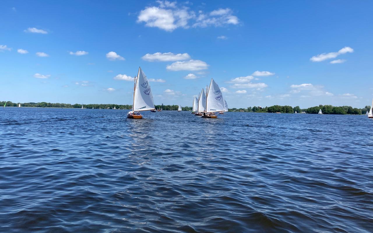 De deelnemers van de zestienkwadraatswedstrijd treffen het met het stralende weer op het Paterswoldsemeer. De deelnemers van de zestienkwadraatswedstrijd treffen het met het stralende weer op het Paterswoldsemeer.