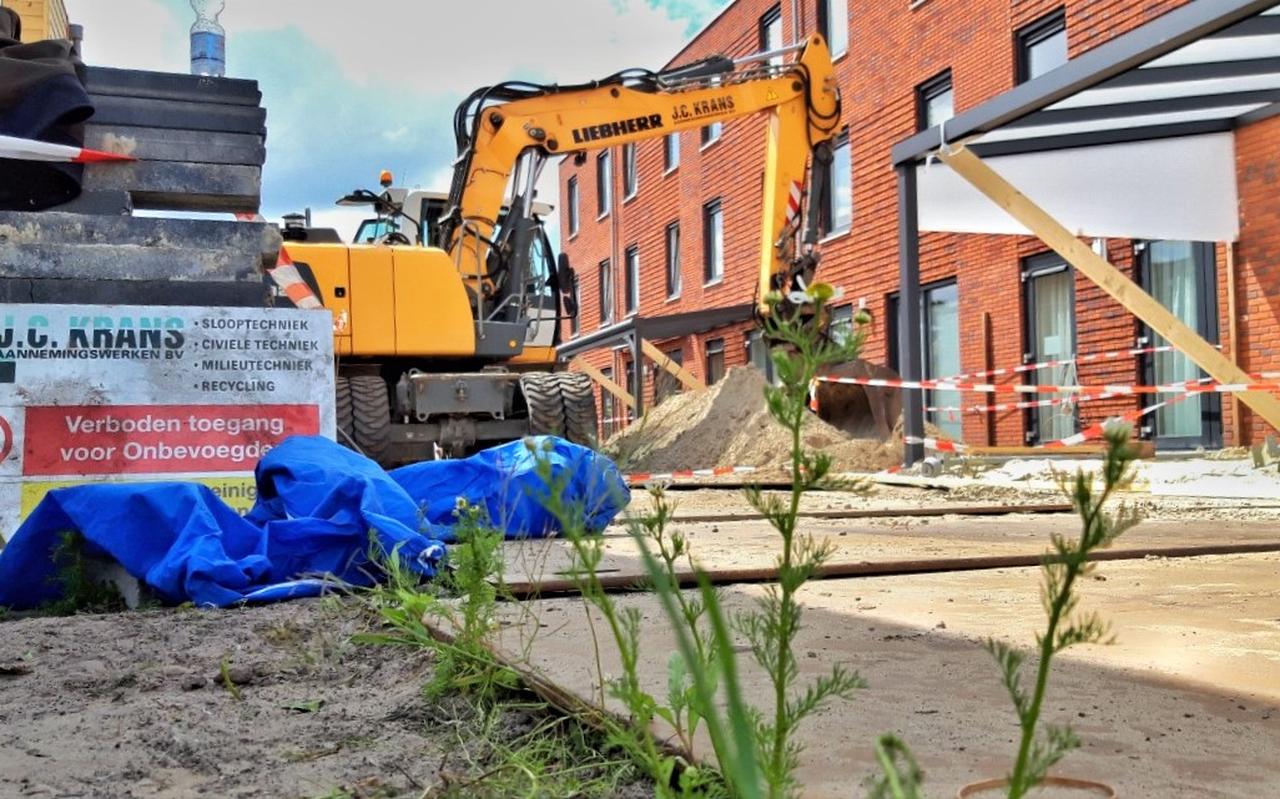 De achtertuinen van de woningen aan de Doctor Schaepmanstraat worden volledig uitgegraven. Foto: DVHN De achtertuinen van de woningen aan de Doctor Schaepmanstraat worden volledig uitgegraven. Foto: DVHN