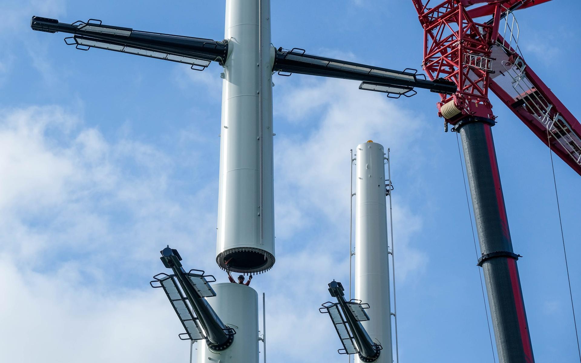 De toppen stonden vrijdag even na half twee op de eerste 380 kV-masten bij hoogspanningsstation Vierverlaten.