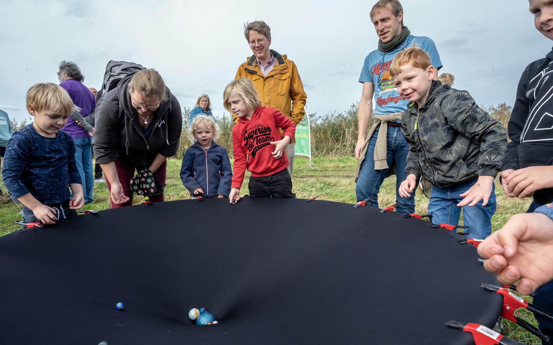 Learn about nature and astronomy at the Lofar Radio Telescope in Exloo during the Science Weekend.  “Technology and science are available to everyone at all levels.”