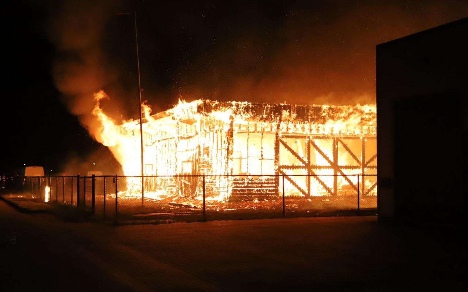 Een houtzagerij in Stadskanaal brandde in de nacht van maandag op dinsdag uit.