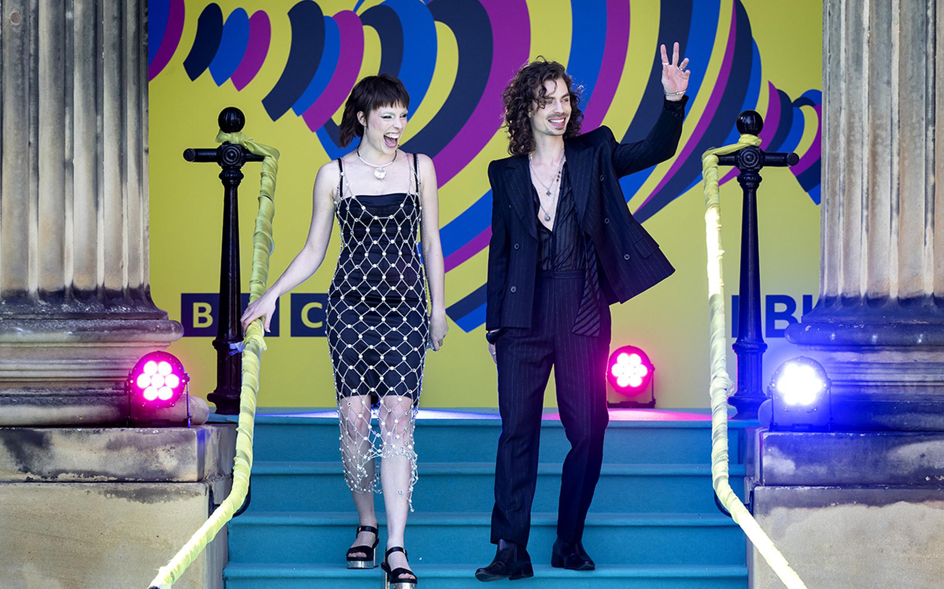 Mia Nicolai en Dion Cooper op de turquoise loper tijdens de openingsceremonie van het Eurovisie Songfestival bij de Walker Art Gallery. 