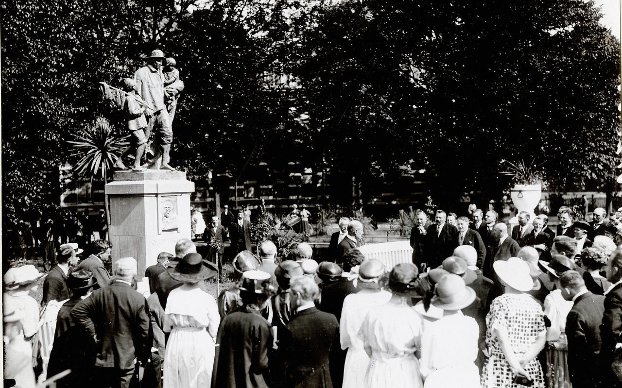 Het standbeeld ter ere van Jozef Israëls werd in 1922 ingewijd