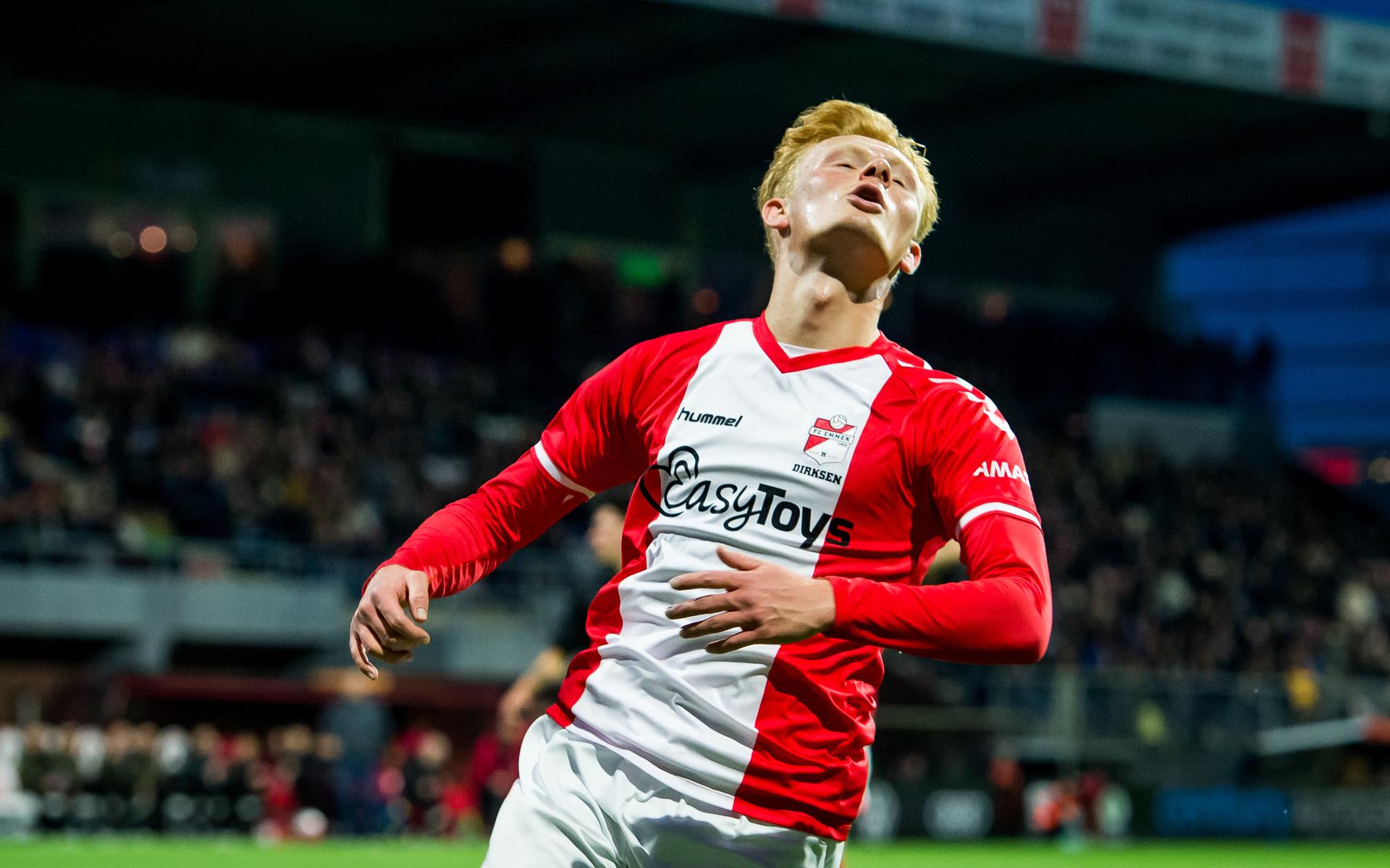 Julius Dirksen baalt na een door hem gemiste kans voor FC Emmen tegen Sparta Rotterdam.