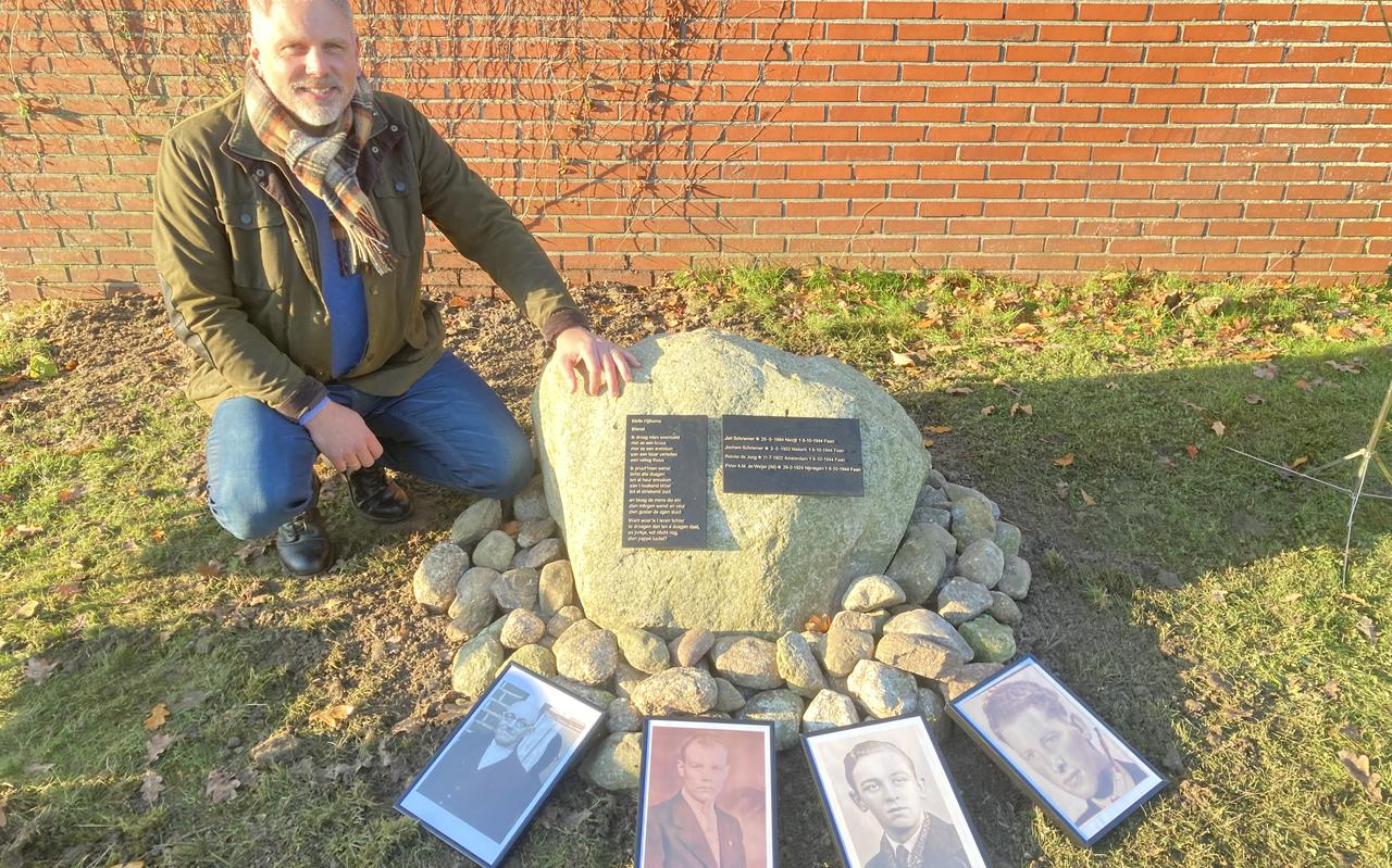 Schrijver Geert Jonker van het boek 'De bende van Oldekerk' bij het monument dat is geplaatst op de begraafplaats in Niekerk bij de laatste rustplaats van vier oorlogsslachtoffers, onder wie Jan en Jochem Schriemer. 