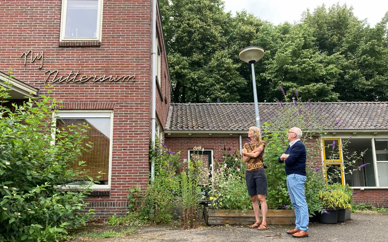 In dit huis woonde vroeger een echtpaar op de eerste verdieping. Zij zorgden en kookten voor de bewoners van de omliggende huizen. Op de begane grond zat voorheen een eetzaal waar de mensen samenkwamen. In dit huis woonde vroeger een echtpaar op de eerste verdieping. Zij zorgden en kookten voor de bewoners van de omliggende huizen. Op de begane grond zat voorheen een eetzaal waar de mensen samenkwamen.