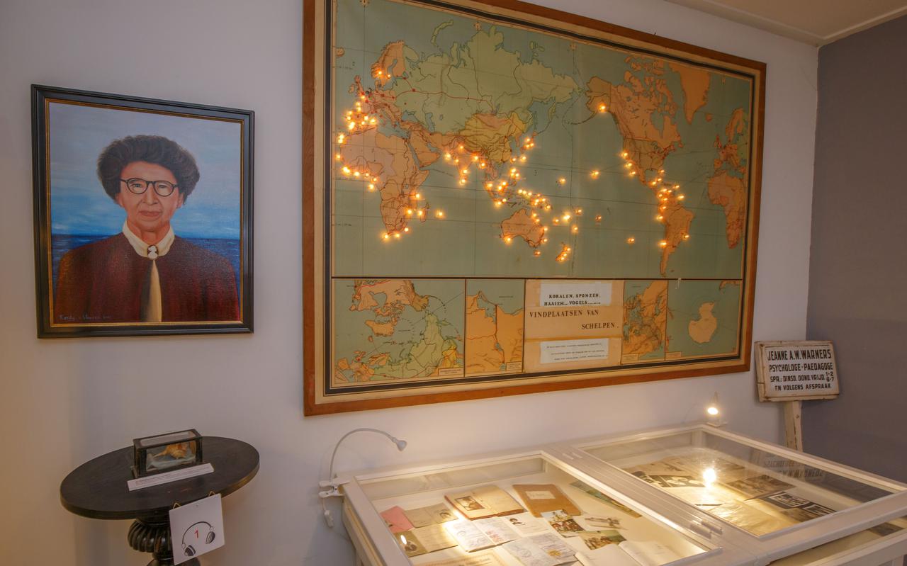 Het portret van de stichtster van het museum. Ernaast hangt de landkaart met alle plekken die zij heeft bezocht.